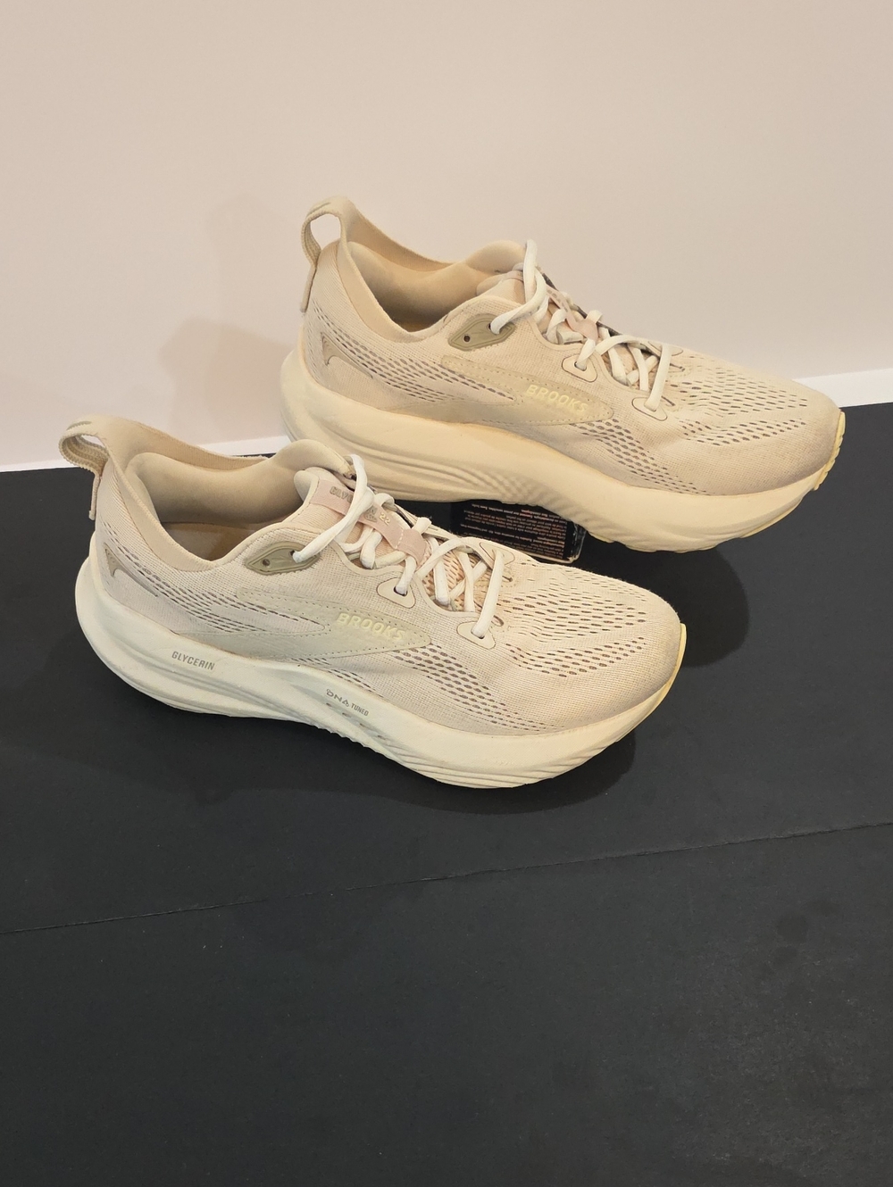 Brooks Glycerin 22 Women's Sneakers in Light Beige Cream Size 8.5